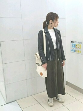 「プリーツ」｜「アイテム（ライダースジャケット）」を使った、minakoさん（レディース・160cm）の秋コーディネート