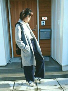 「大ぶりアクセサリー」｜「アイテム（スニーカー）」を使った、minakoさん（レディース・160cm）の秋コーディネート
