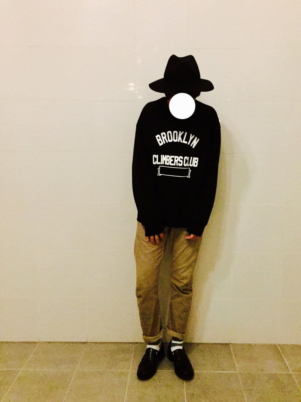 ブラック系のスウェット、ブラック系のハットを着用したメンズの秋コーディネートの1枚目の写真