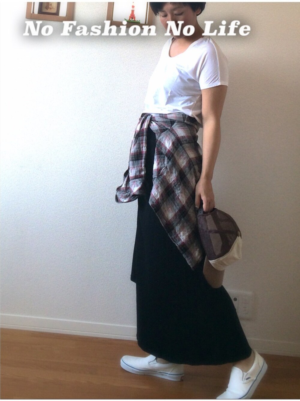 ホワイト系のスニーカー、ブラック系のスカート、ホワイト系のTシャツ/カットソーを着用したレディースの春コーディネートの1枚目の写真