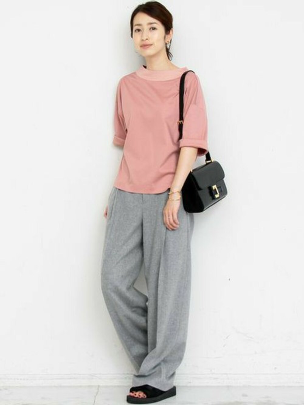 「ビューティ&ユース、ワイドパンツ、バックリボン、beauty&youth、BEAUTY&YOUTH UNITED ARROWS、suicoke」｜「BEAUTY&YOUTH UNITED ARROWSの【予約】BY ポンチバックリボンカットソー -2WAY-（Tシャツ/カットソー、ピンク系）」を使った、BEAUTY&YOUTH オフィススタッフ 02さん（レディース・163cm）の夏コーディネートの1枚目の写真