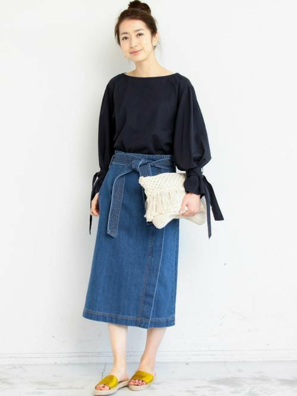 「ビューティ&ユース、beauty&youth、ビューティ&ユース ユナイテッドアローズ(BEAUTY&YOUTH UNITED ARROWS)、BEAUTY&YOUTH UNITED ARROWS、BEAUTY & YOUTH」｜「BEAUTY&YOUTH UNITED ARROWSの【予約】BY ボリューム袖ベルトブラウス -手洗い可能-（シャツ/ブラウス、ブルー系）」を使った、BEAUTY&YOUTH オフィススタッフ 02さん（レディース・163cm）の冬コーディネートの1枚目の写真