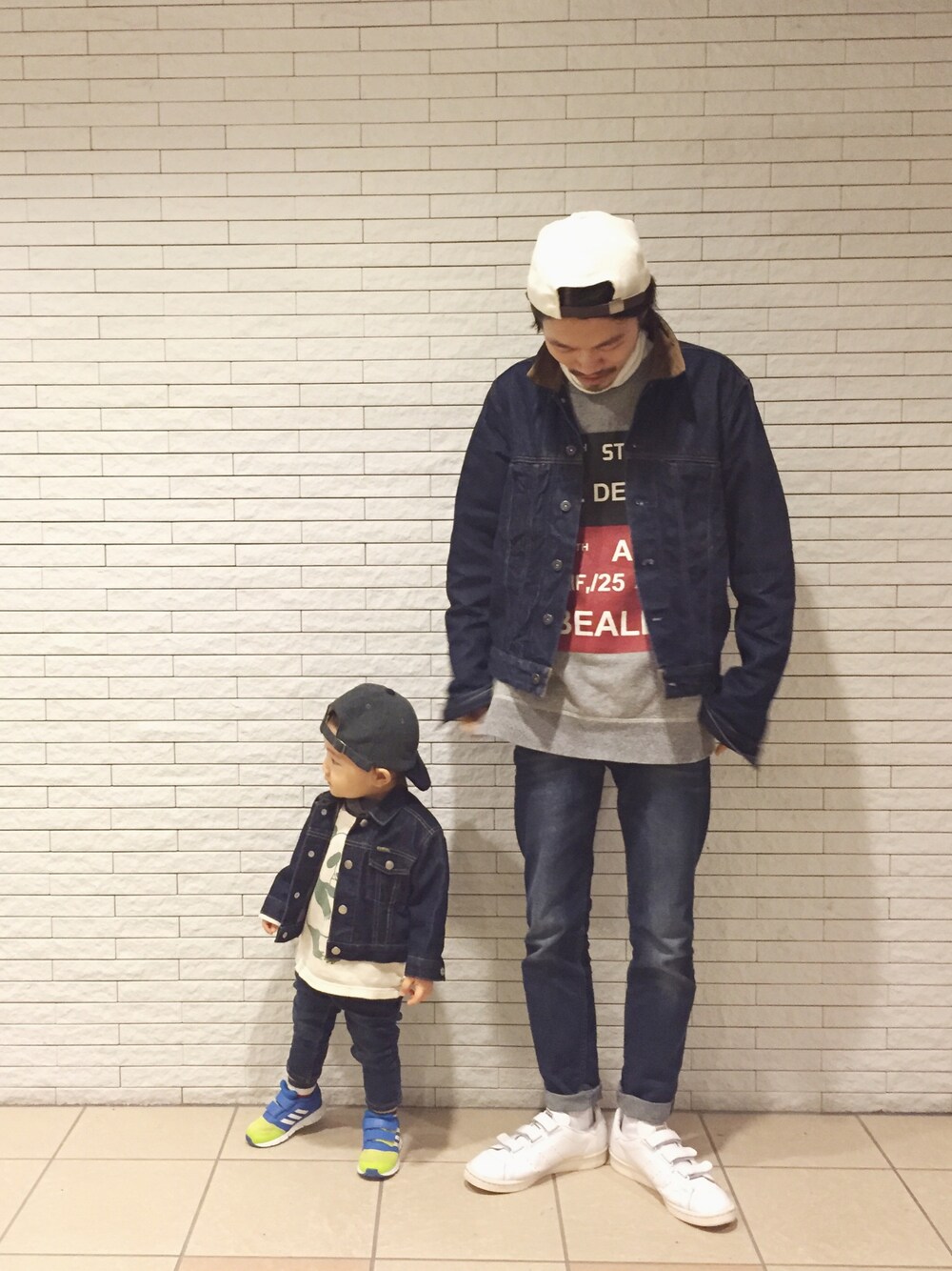 「デニム、デニム オン デニム、アディダス、親子コーデ、父と息子、パパと息子、kids」｜「URBAN RESEARCH DOORS KIDSのFキャップ（キャップ、グレー系）」を使った、いおさん（キッズ・80cm）の夏コーディネートの1枚目の写真