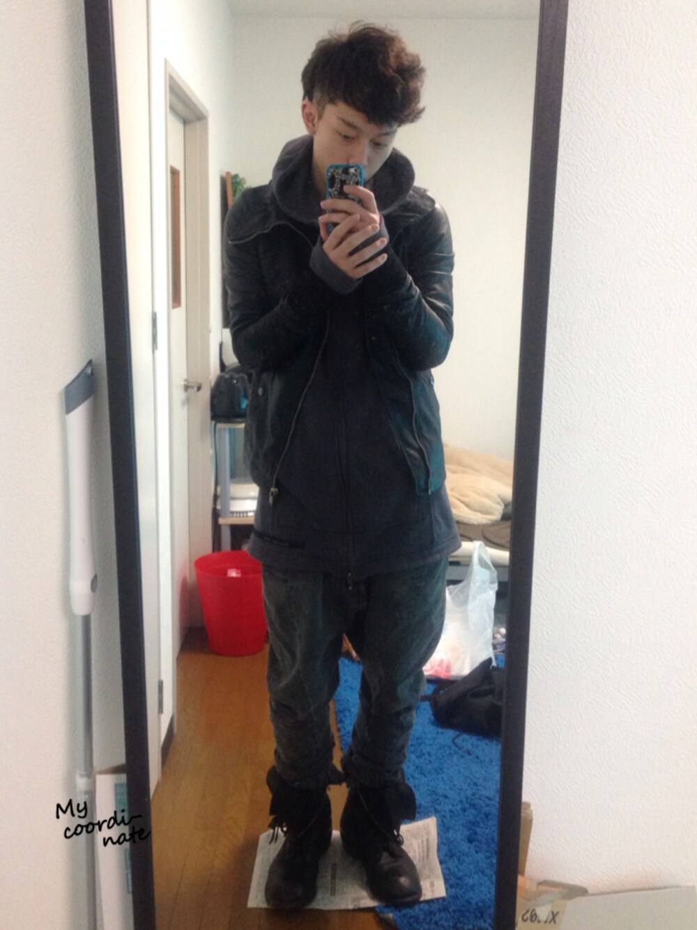 パーカーを着用した秋コーディネートの1枚目の写真