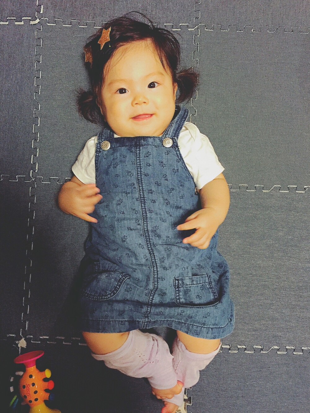 「女の子、赤ちゃん、ベビーコーデ、7ヶ月、サロペット、プティマイン、H&M」｜「H&Mのアイテム（サロペット/オーバーオール、ブルー系）」を使った、KOTOHAさん（キッズ・70cm）の秋コーディネートの1枚目の写真