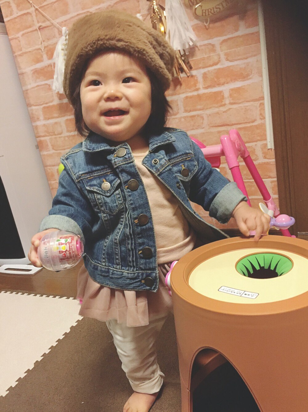 「女の子、赤ちゃん、０歳、9ヶ月、kidsfashion、プティマイン、ダスティピンク、デニムジャケット、babygap」｜「petit mainの裾チュール付き長袖トレーナー（スウェット、ピンク系）」を使った、KOTOHAさん（キッズ・70cm）の冬コーディネートの1枚目の写真
