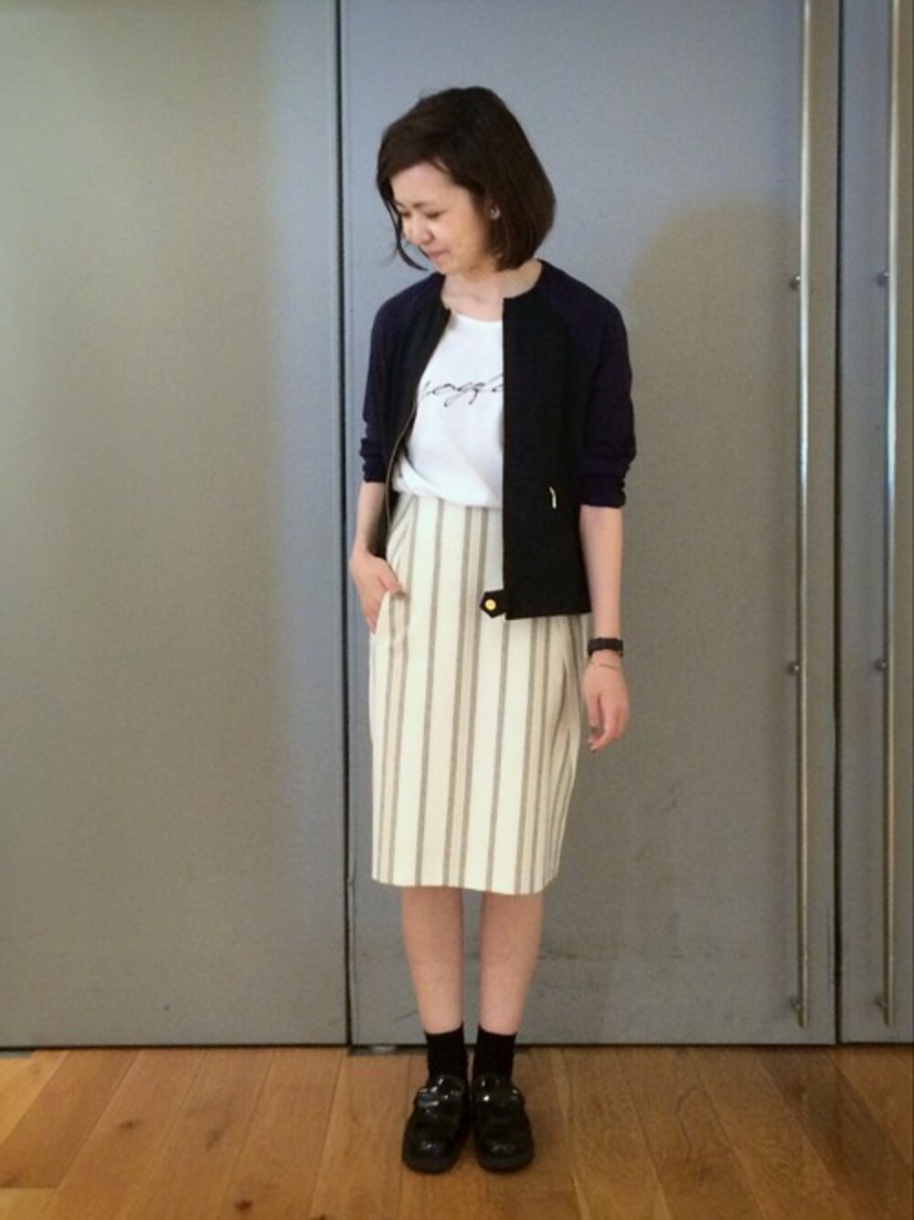 「ブルゾン、タイトスカート、ソックス、ストライプスカート」｜「FIL DE FERのﾃﾝｾﾙ×ｶｯﾄｺﾝﾋﾞ ｽﾀﾝﾄﾞﾌﾞﾙｿﾞﾝ（ブルゾン、ブルー系）」を使った、RolladeX STAFFさん（レディース・161cm）の秋コーディネートの1枚目の写真