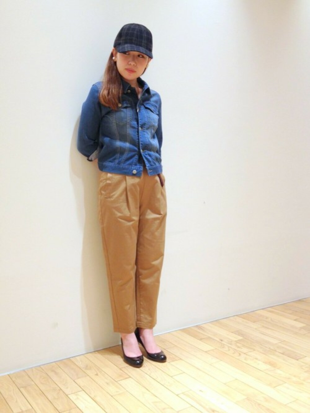 「パンプス、キャップ、スポーツミックス、Gジャン、タックパンツ」｜「rapiecageのカウヘアー ベルト（ベルト、ブラウン系）」を使った、RolladeX STAFFさん（レディース・156cm）の秋コーディネートの1枚目の写真
