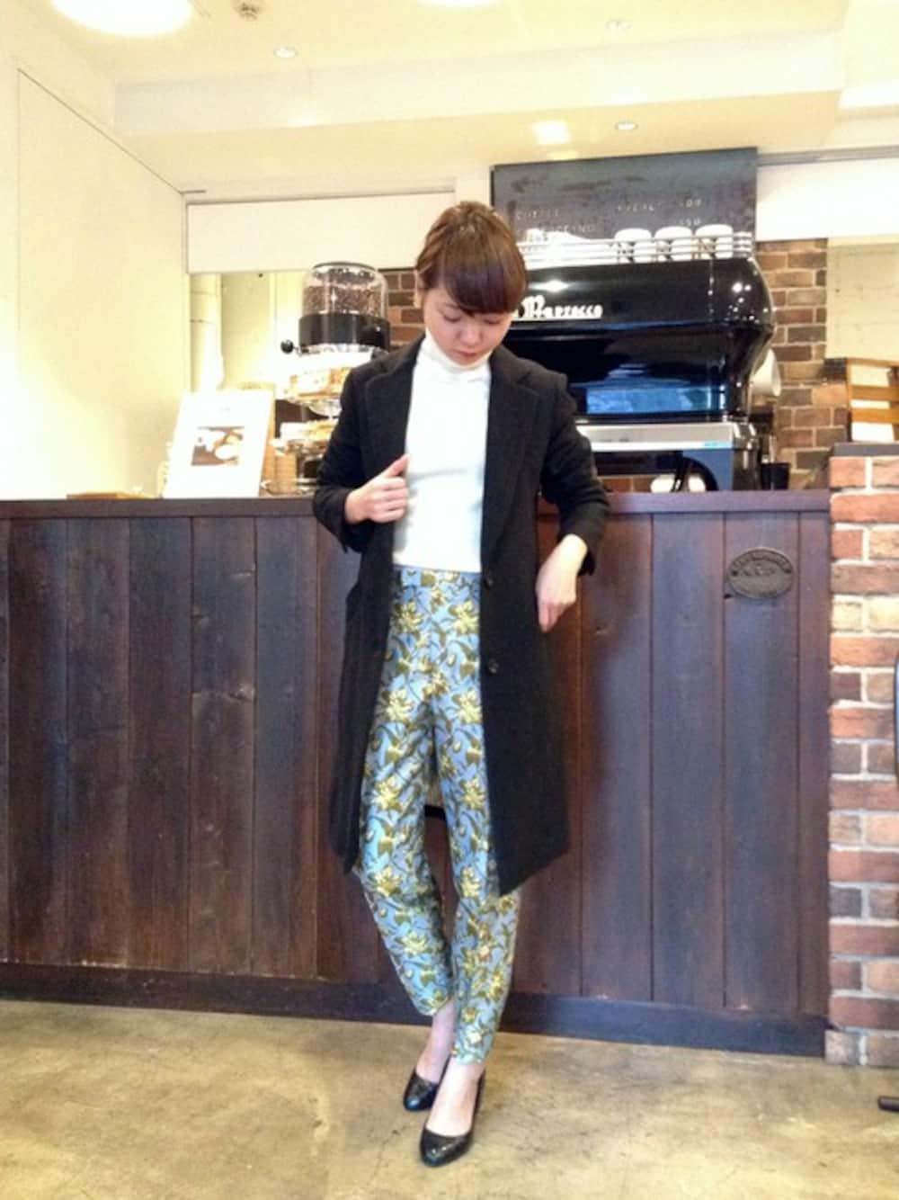 「パンプス、柄パンツ、チェスターコート、タートルネックニット、ゴールドアクセ」｜「NOMBRE IMPAIRのｳｰﾙ/ﾅｲﾛﾝ/ｱｸﾘﾙ ﾘﾌﾞﾀｰﾄﾙ（ニット/セーター、ホワイト系）」を使った、RolladeX STAFFさん（レディース・150cm）の秋コーディネートの1枚目の写真