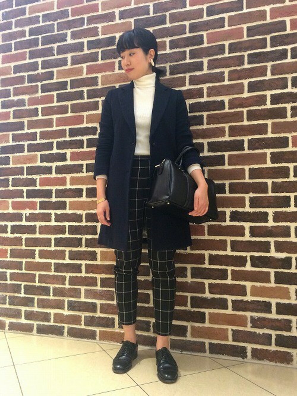 「チェスターコート、タートルネック、レースアップシューズ、チェックパンツ、ホワイトニット」｜「NOMBRE IMPAIRのプライムメルトン チェスターコート（チェスターコート、ブルー系）」を使った、RolladeX STAFFさん（レディース・165cm）の秋コーディネートの1枚目の写真