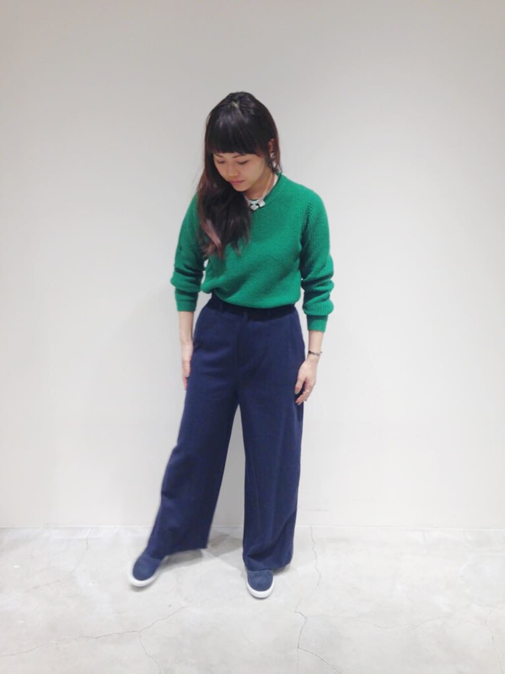 「グリーン、ネイビー、ワイドパンツ、スリッポン」｜「rapiecageのルイ ネックレス（ネックレス、ホワイト系）」を使った、RolladeX STAFFさん（レディース・165cm）の冬コーディネートの1枚目の写真