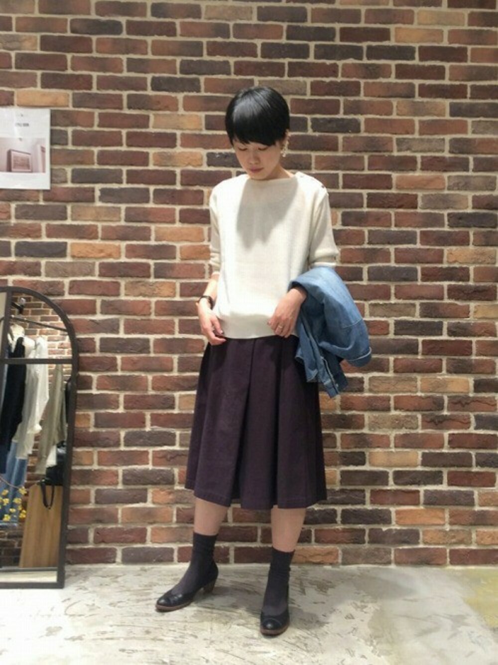 「デニムシャツ、秋色、ootd、秋、ひざ下スカート、靴下×パンプス」｜「NOMBRE IMPAIRのリッツ 肩ボタンプルオーバー（ニット/セーター、ホワイト系）」を使った、RolladeX STAFFさん（レディース・160cm）の秋コーディネートの1枚目の写真