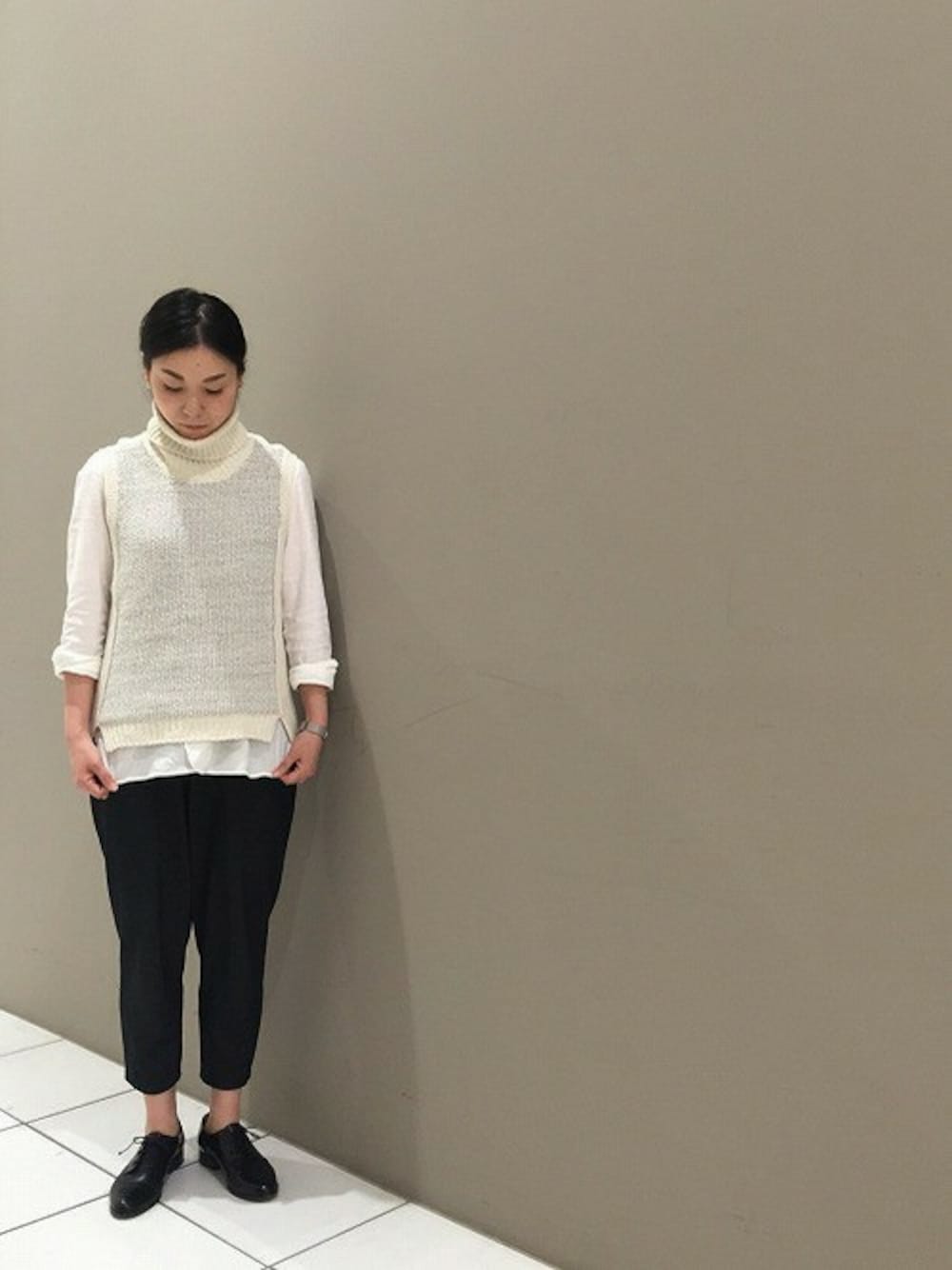 「テーパードパンツ、白シャツ、モノトーン、レースアップシューズ、ニットベスト」｜「NOMBRE IMPAIRのﾓｰﾙ糸異素材ｺﾝﾋﾞ ﾀｰﾄﾙﾍﾞｽﾄ（ニット/セーター、ホワイト系）」を使った、RolladeX STAFFさん（レディース・155cm）の秋コーディネートの1枚目の写真