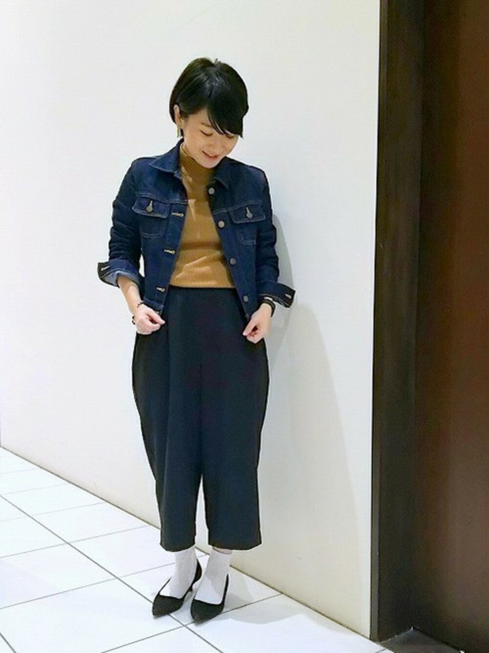 「秋のコーデ、大人カジュアル、キャメル、Gジャン、白ソックス、ハイネックニット、パンツスタイル」｜「NOMBRE IMPAIRのGジャン（デニムジャケット、ブルー系）」を使った、RolladeX STAFFさん（レディース・150cm）の秋コーディネートの1枚目の写真