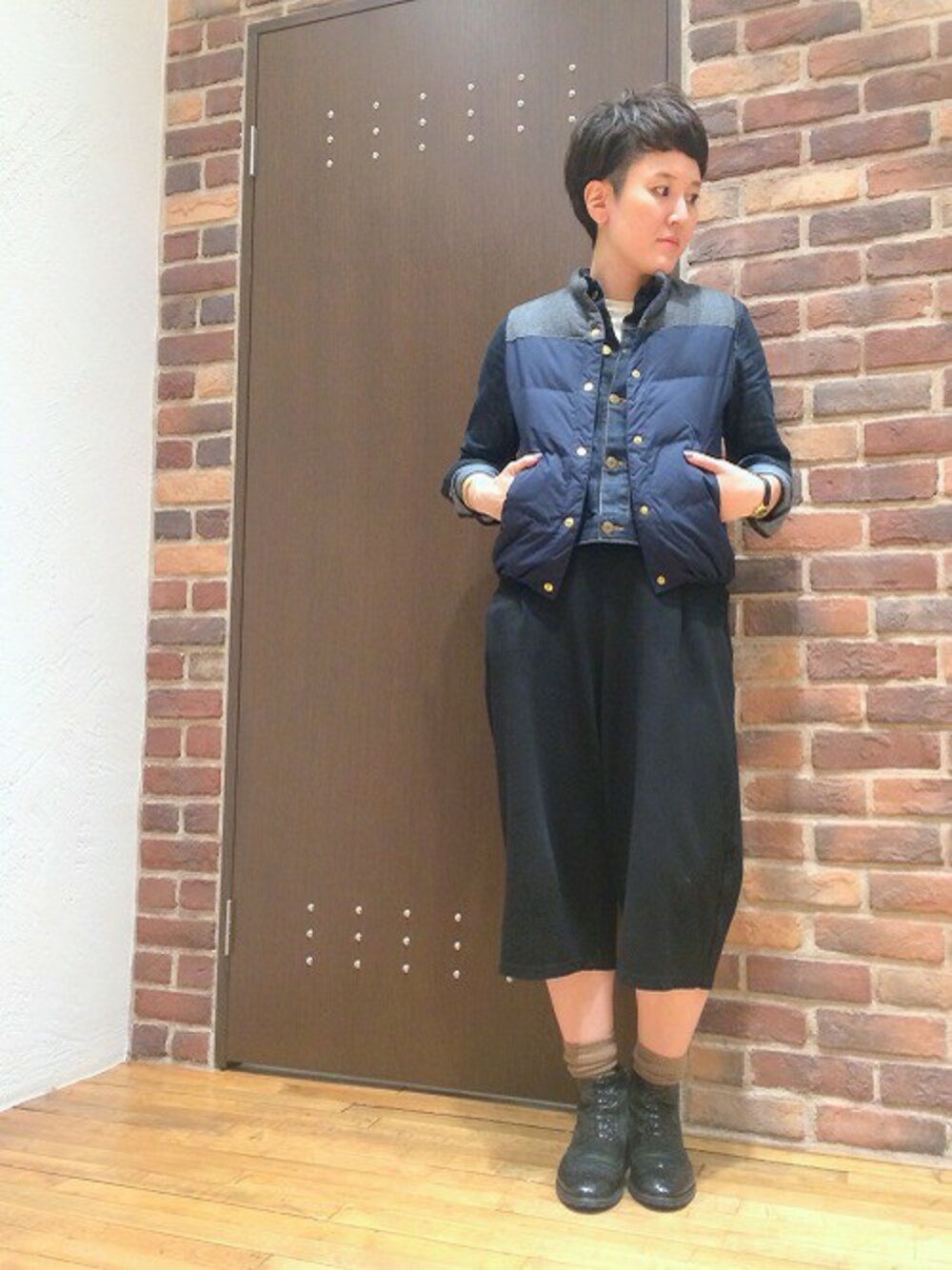 「ダウンベスト、ワントーンコーデ、ネイビー、Gジャン、キュロット、ガウチョパンツ、秋服」｜「NOMBRE IMPAIRのウールコンビダウン ベスト（ダウンベスト、ブルー系）」を使った、RolladeX STAFFさん（レディース・162cm）の秋コーディネートの1枚目の写真