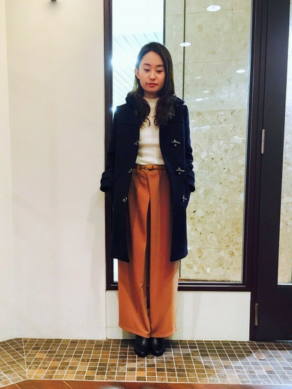 「コート、ダッフルコート、ワイドパンツ、ハイネックニット、winter、オトナカジュアル、ネイビー×キャメル」｜「NOMBRE IMPAIRのダブルクロスメルトン ダッフルコート（ダッフルコート、ブルー系）」を使った、RolladeX STAFFさん（レディース・160cm）の冬コーディネートの1枚目の写真