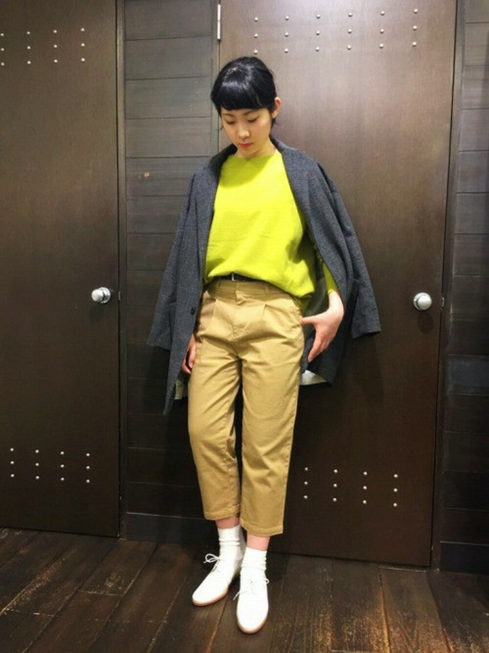 「ニット、レースアップシューズ、クロップドパンツ、ラフ、パンツスタイル、ウエストイン、白シューズ、カジュアルコーデ、ライムイエロー、チェックアウター」｜「FIL DE FERのシャギーチェック ビッグチェスターコート（チェスターコート、グレー系）」を使った、RolladeX STAFFさん（レディース・160cm）の冬コーディネートの1枚目の写真