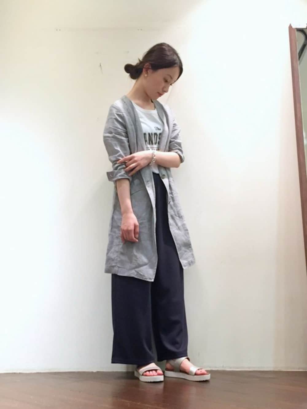 「大人カジュアル、ワイドパンツ、サンダル、リラックススタイル、シンプルコーデ、カジュアルコーデ、白Tシャツ、ゆるコーデ」｜「NOMBRE IMPAIRのフレンチリネン Vネックコート（その他アウター、グレー系）」を使った、RolladeX STAFFさん（レディース・160cm）の春コーディネートの1枚目の写真