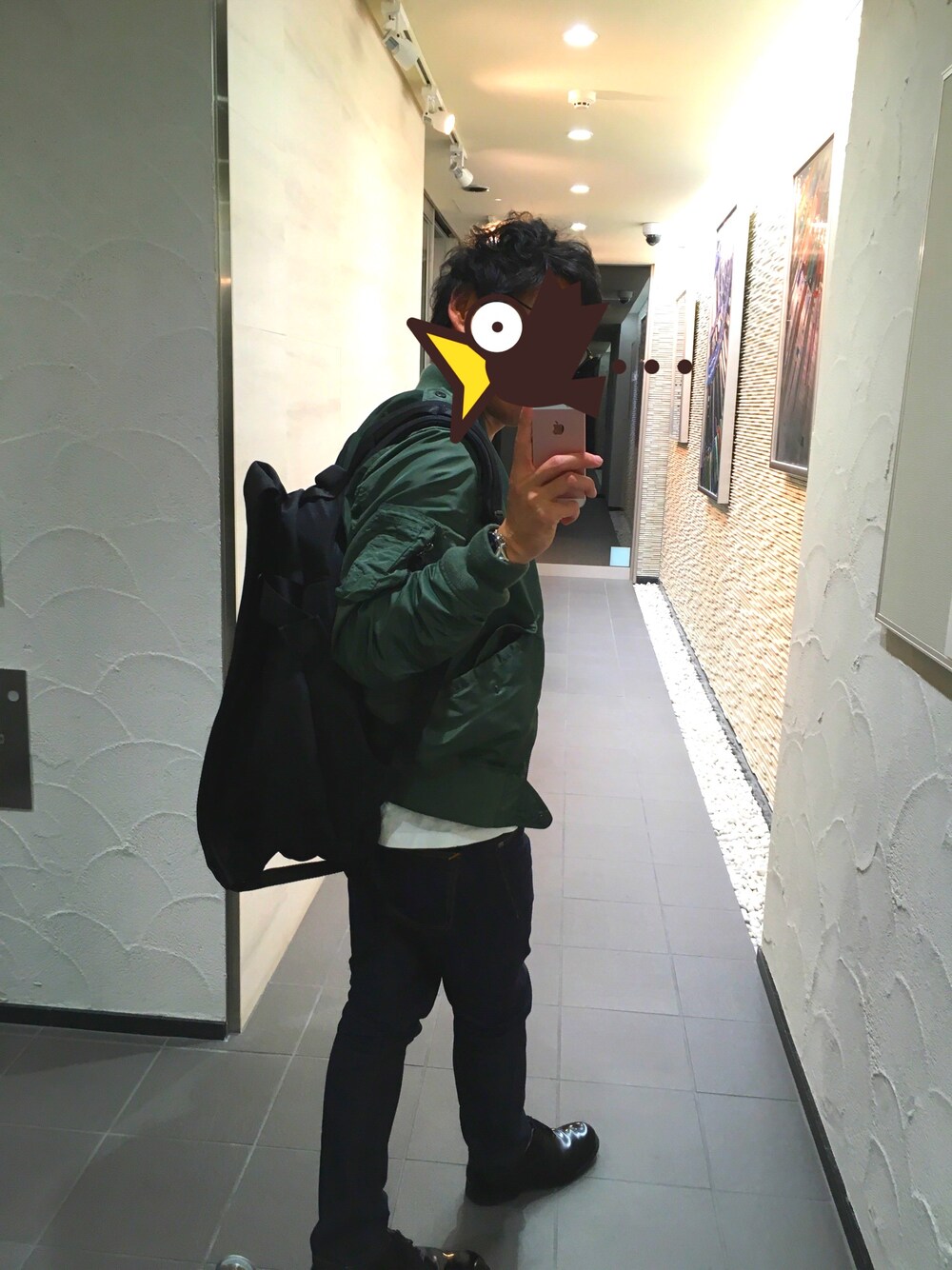 グリーン系のミリタリージャケット、ブラック系のバックパック/リュック、ブラック系のデニムパンツを着用したメンズの秋コーディネートの1枚目の写真