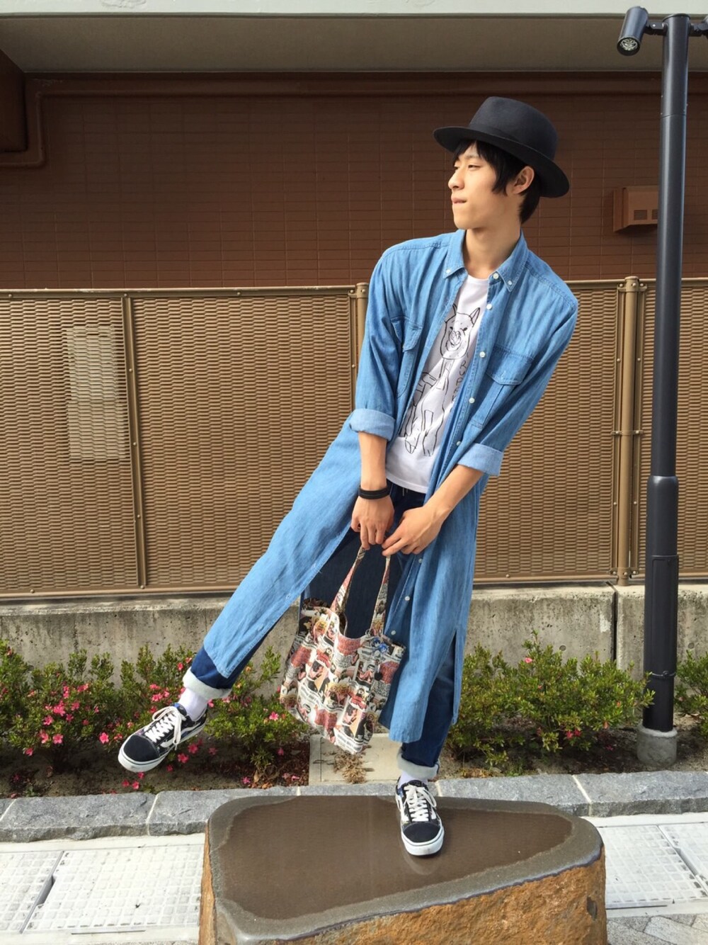 「HARE、CA4LA、デニムデニム、デニムシャツ、ロングシャツ、VANS、Hysteric Glamour、仙台、弱虫ペダル、アルパカ」｜「HAREのスウェットデニムパンツ【HARE】（デニムパンツ、ブルー系）」を使った、タカティンさん（メンズ・172cm）の夏コーディネートの1枚目の写真