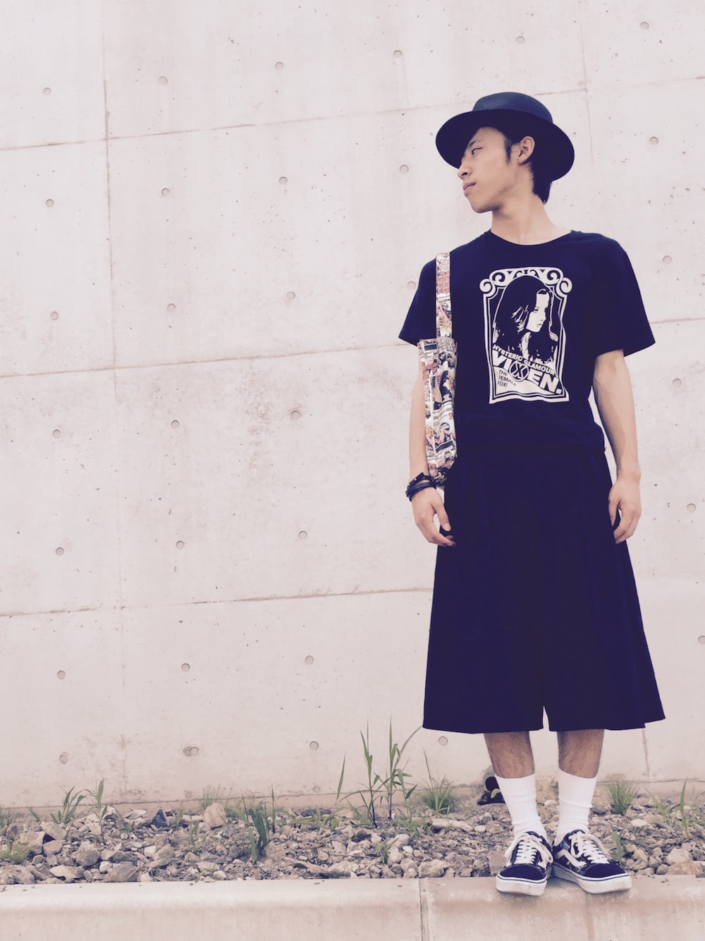 「HARE、Hysteric Glamour、ガウチョパンツ、黒コーデ、Tシャツ、スニーカー、CA4LA、ハット」｜「HYSTERIC GLAMOURのアイテム（Tシャツ/カットソー、ブラック系）」を使った、タカティンさん（メンズ・173cm）の夏コーディネートの1枚目の写真