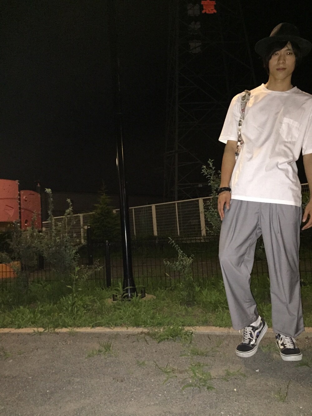 「VANS、HARE、CA4LA、Hysteric Glamour、シロシャツ、白シャツ、白Tシャツ、Tシャツ、白×グレー、ハット」｜「HAREのフハクキリカエカットソー（HARE）（Tシャツ/カットソー、ホワイト系）」を使った、タカティンさん（メンズ・173cm）の夏コーディネートの1枚目の写真