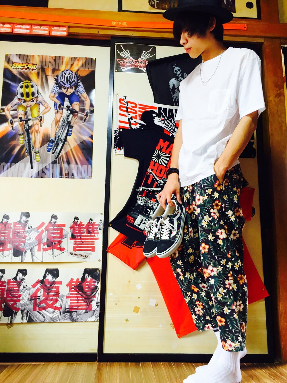 「HARE、CA4LA、白シャツ、白Tシャツ、Tシャツ、花柄、暑い」｜「HAREのフハクキリカエカットソー（HARE）（Tシャツ/カットソー、ホワイト系）」を使った、タカティンさん（メンズ・173cm）の夏コーディネートの1枚目の写真