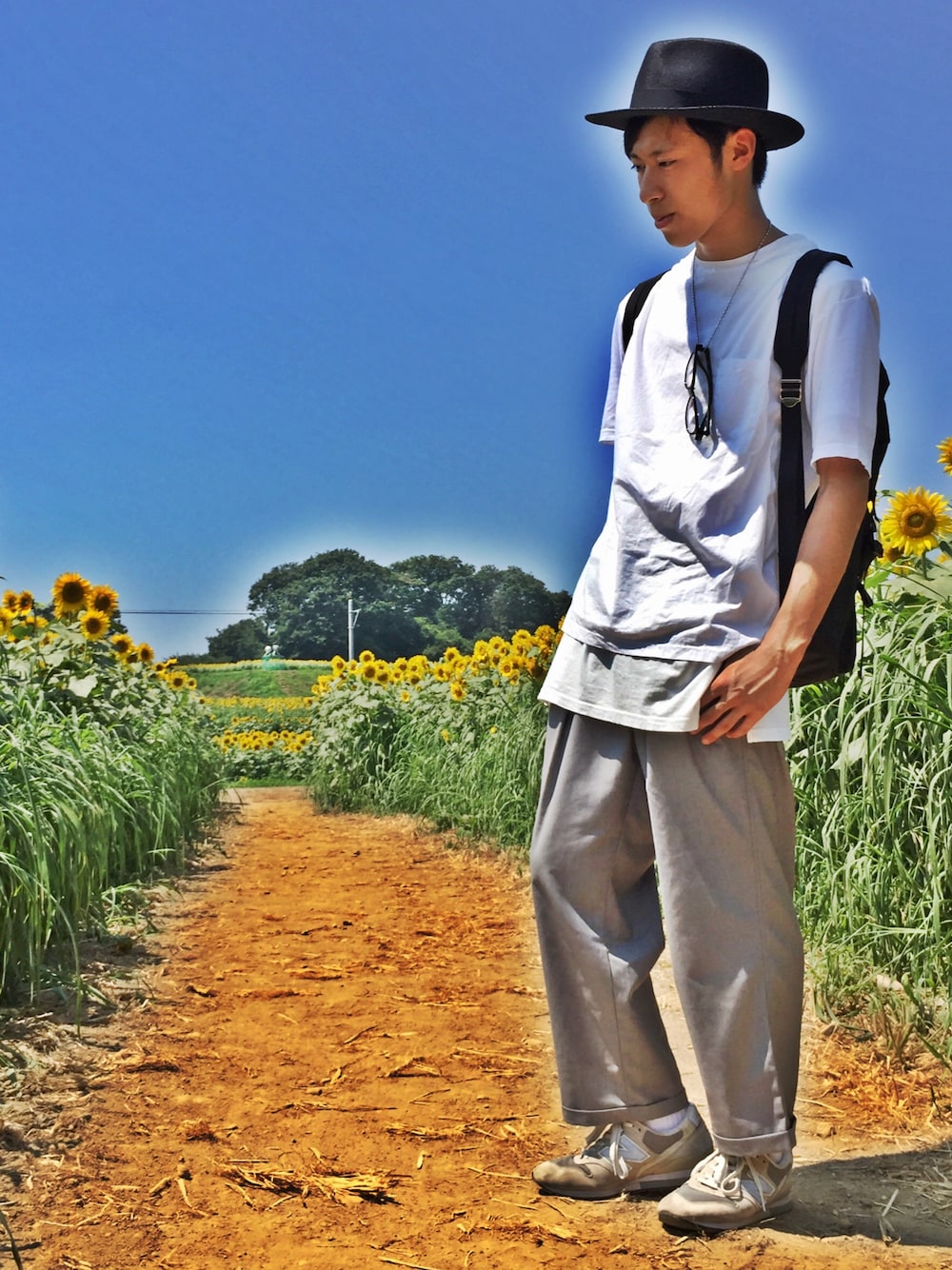 「ひまわり、ひまわり畑、ひまわりの丘、HARE、CA4LA、ハット、白Tシャツ、Tシャツ、New Balance、白×グレー」｜「HAREのフハクキリカエカットソー（HARE）（Tシャツ/カットソー、ホワイト系）」を使った、タカティンさん（メンズ・173cm）の夏コーディネートの1枚目の写真