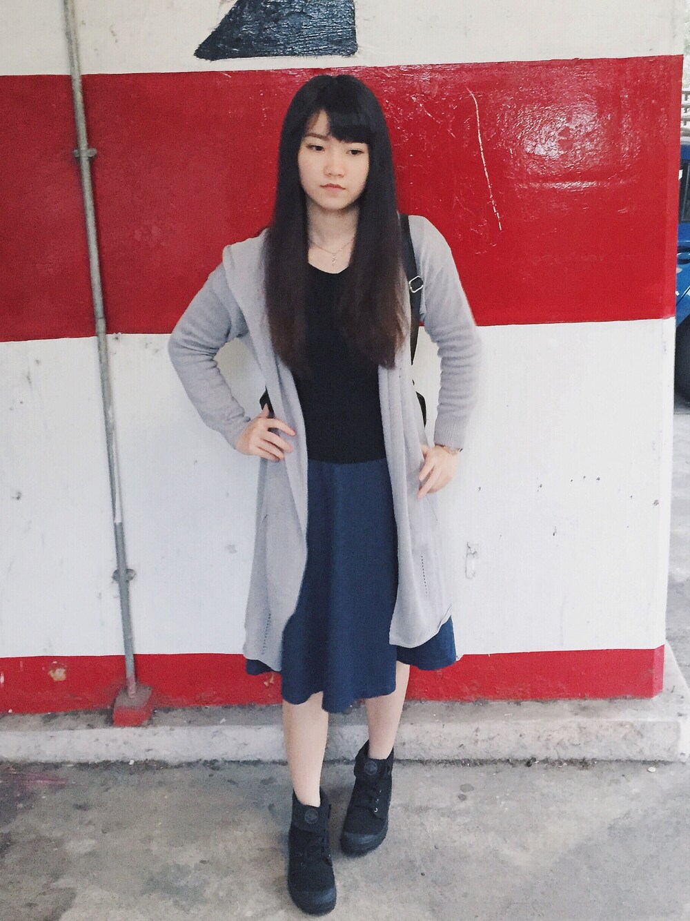 「hkgirl、hongkong、ootd、holiday、simple」｜「LOWRYS FARMのアイテム（カバーオール、グレー系）」を使った、Megan Mungさん（レディース・162cm）の春コーディネートの1枚目の写真