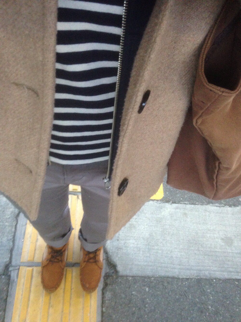 ベージュ系のその他アウター、ブルー系のパーカー、ホワイト系のTシャツ/カットソーを着用したレディースの冬コーディネートの1枚目の写真