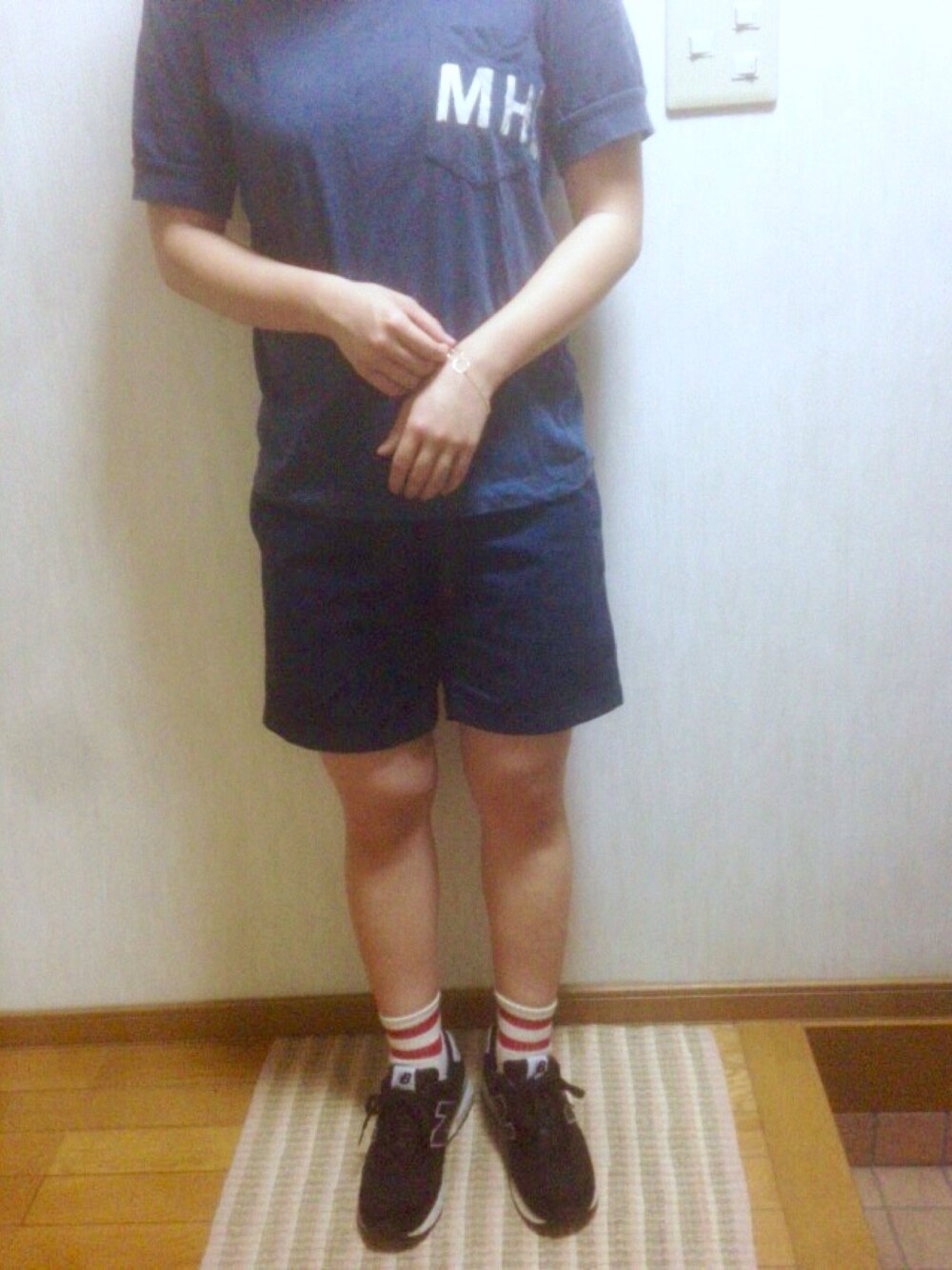 「半袖短パン、ロゴT、ラインソックス」｜「MHL.の・PRINTED JERSEY（Tシャツ/カットソー、ブルー系）」を使った、なっちゃんさん（レディース・160cm）の春コーディネートの1枚目の写真