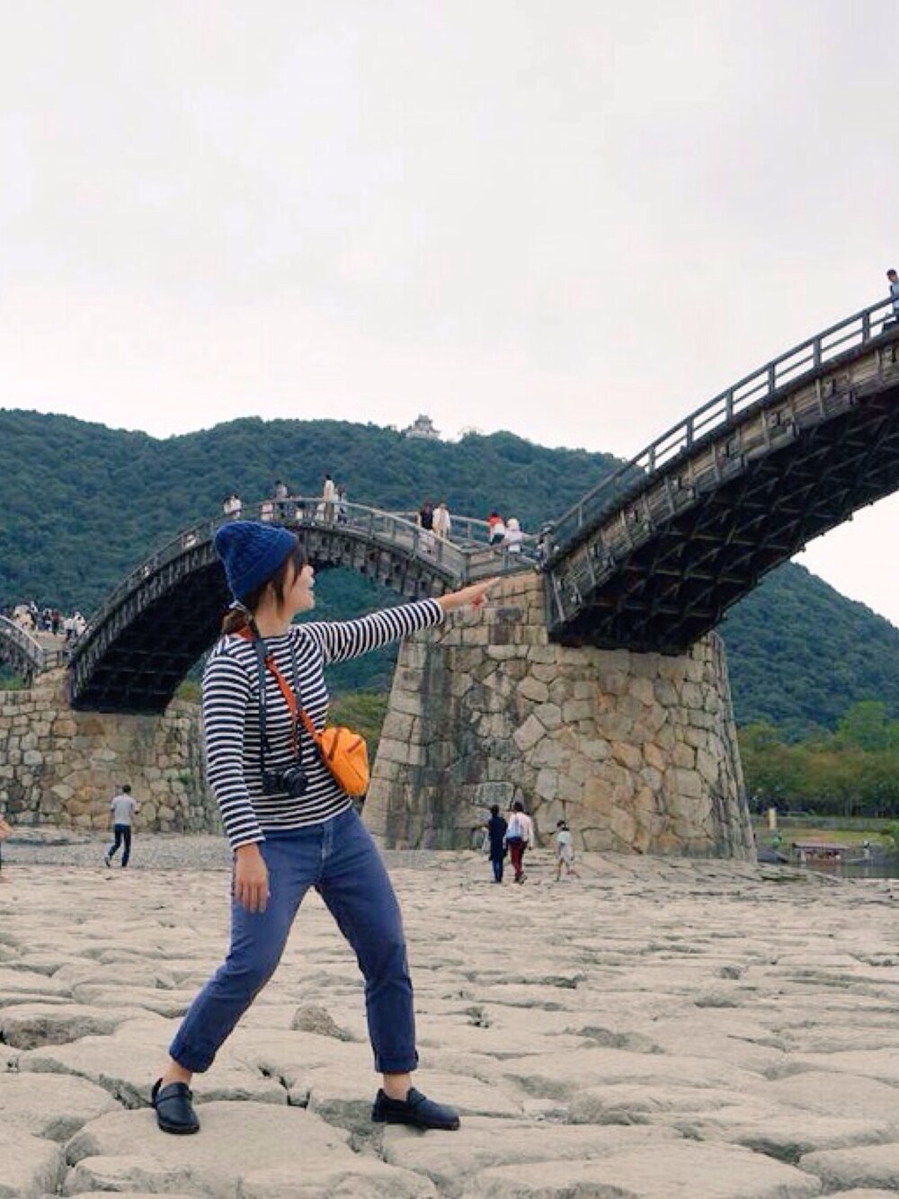 ブルー系のTシャツ/カットソー、グリーン系のボディバッグ/ウエストポーチ、ブルー系のその他パンツを着用したレディースの秋コーディネートの1枚目の写真