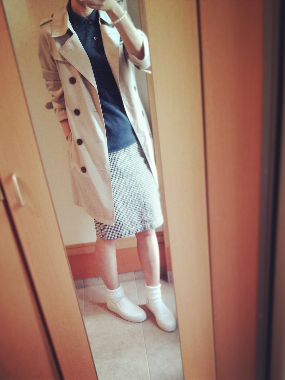 ブルー系のスカート、ホワイト系のスニーカーを着用したレディースの秋コーディネートの1枚目の写真