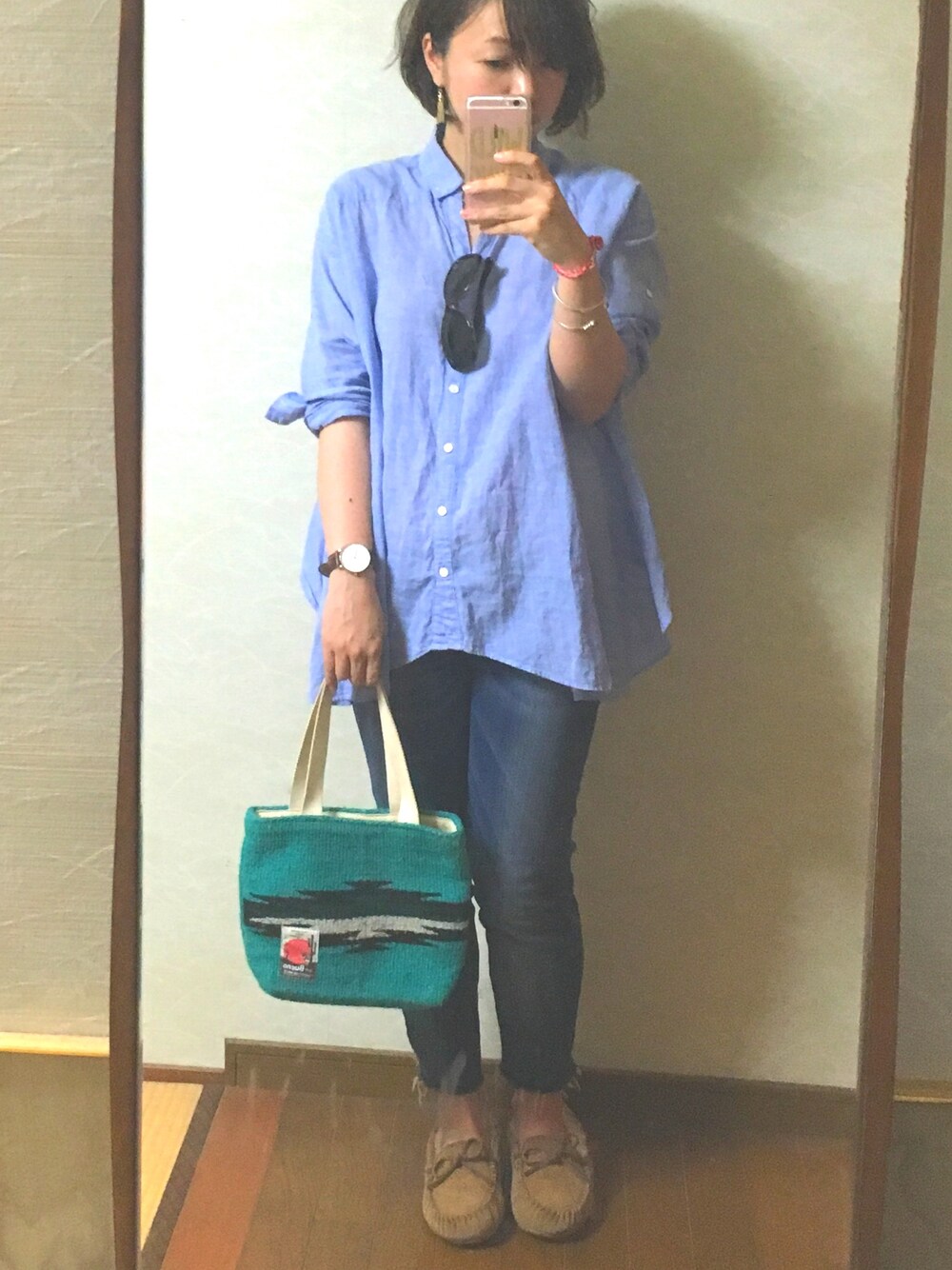 ブルー系のシャツ/ブラウス、ブルー系のデニムパンツ、ブラウン系のモカシン/デッキシューズを着用したレディースの春コーディネートの1枚目の写真
