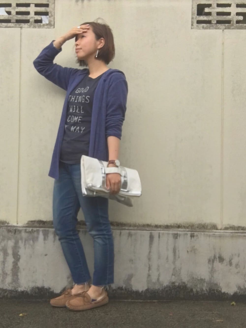 「春コーデ、シンプルコーデ、ラクチンコーデ、ＧＷ、リラックススタイル、デニム、休日スタイル、パーカー、Tシャツ、西海岸」｜「no brandのアイテム（クラッチバッグ、ホワイト系）」を使った、chim.さん（レディース・155cm）の春コーディネートの1枚目の写真