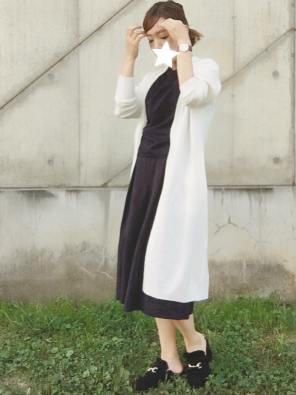 ホワイト系のカーディガン/ボレロ、ブルー系のシャツ/ブラウス、ブルー系のその他パンツを着用したレディースの秋コーディネートの1枚目の写真