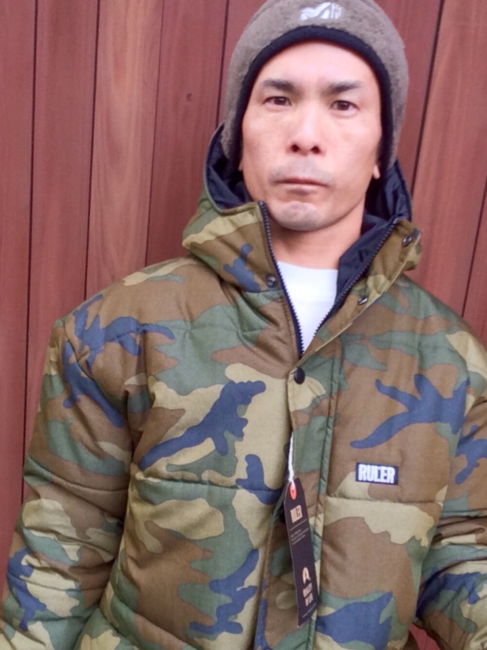 その他のダウンジャケット/コート、ホワイト系のTシャツ/カットソー、グレー系のハットを着用したメンズの冬コーディネートの1枚目の写真