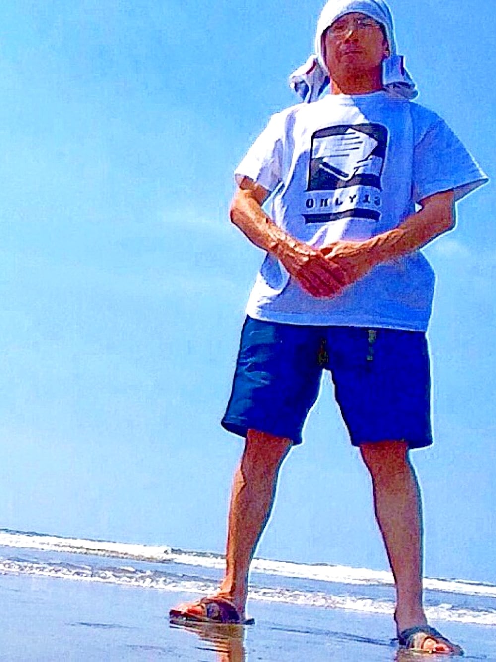 ベージュ系のサンダル、ブルー系のデニムパンツ、ホワイト系のTシャツ/カットソーを着用したメンズの夏コーディネートの1枚目の写真