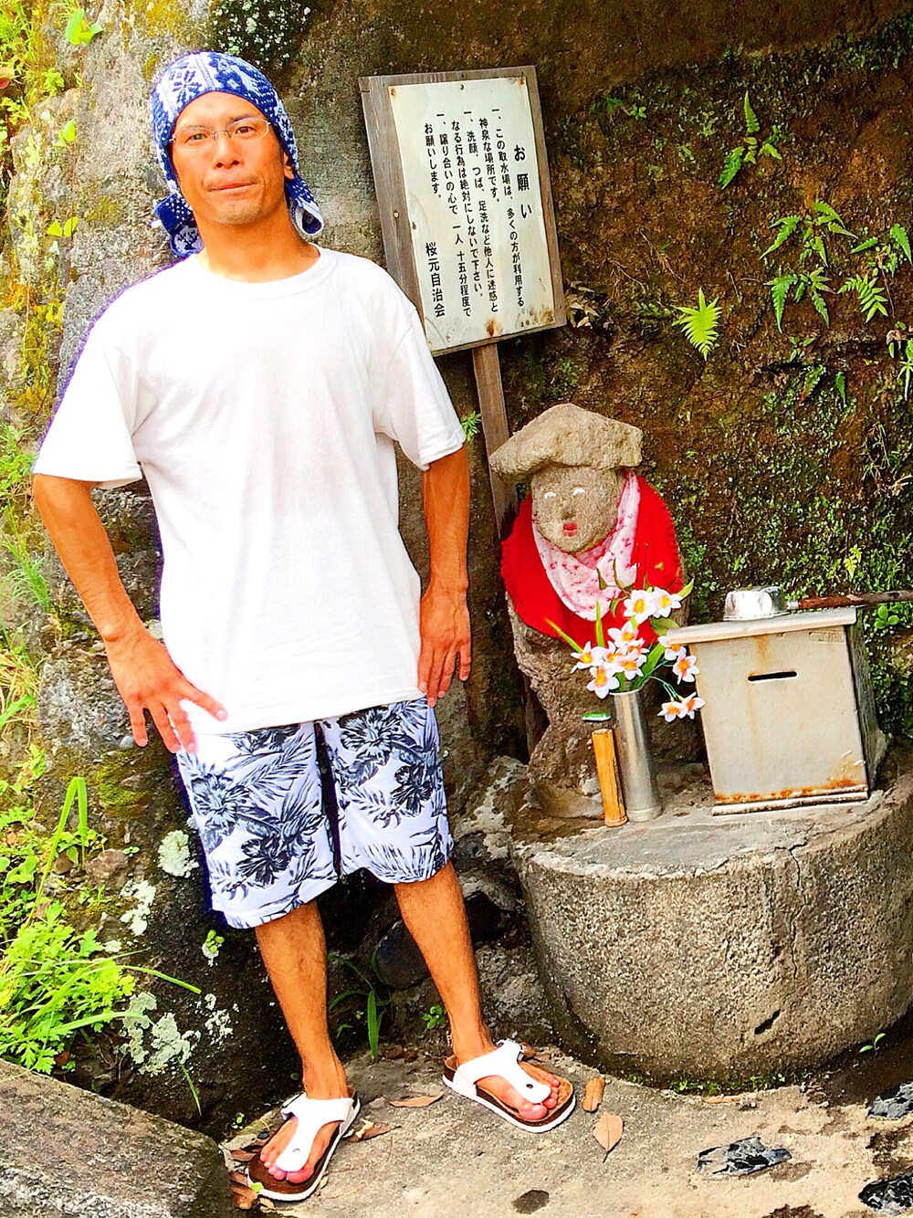 ホワイト系のサンダル、ホワイト系のその他パンツ、ブルー系のハンカチ/ハンドタオルを着用したメンズの夏コーディネートの1枚目の写真