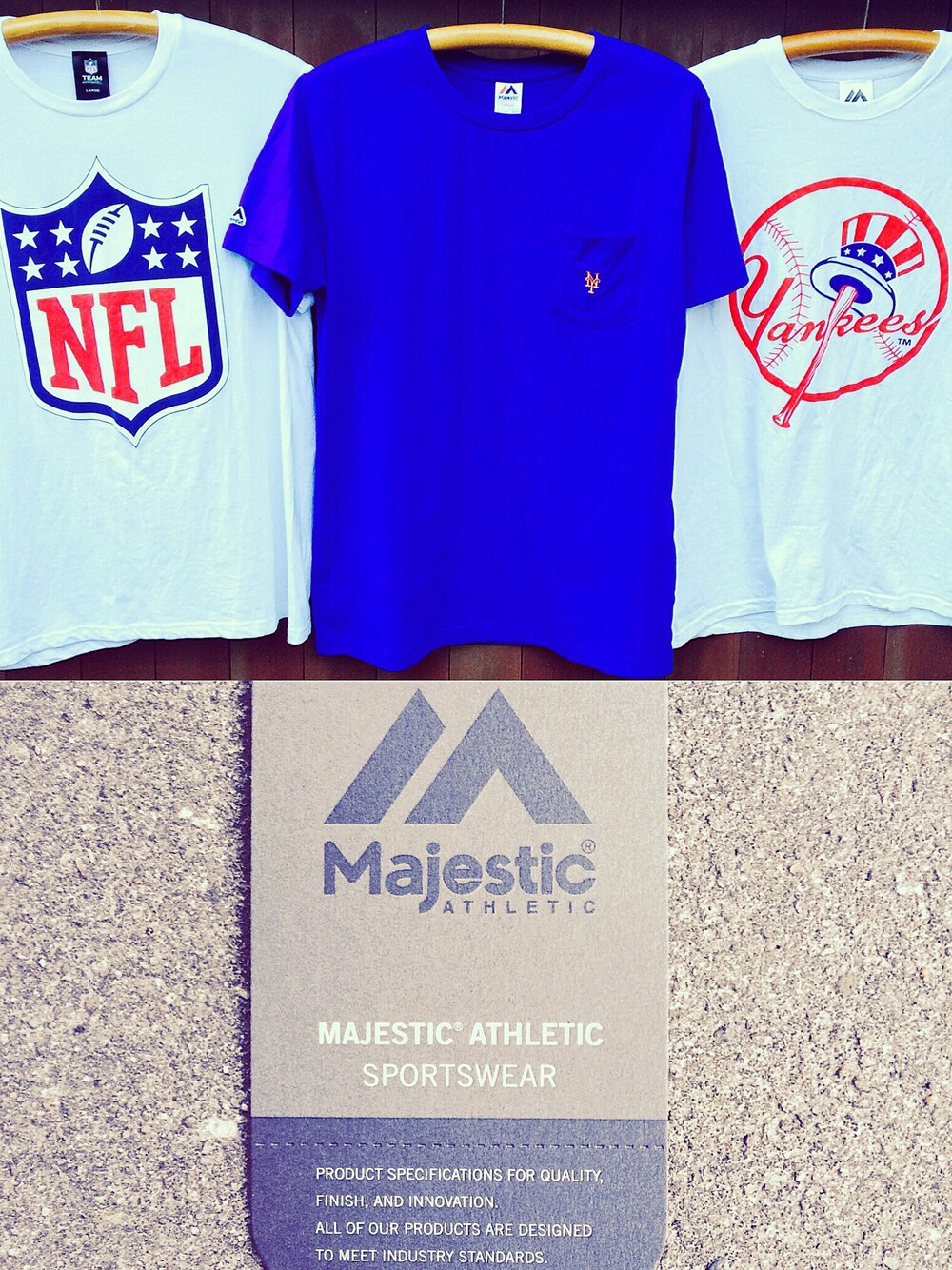 ホワイト系のTシャツ/カットソーを着用したメンズの秋コーディネートの1枚目の写真