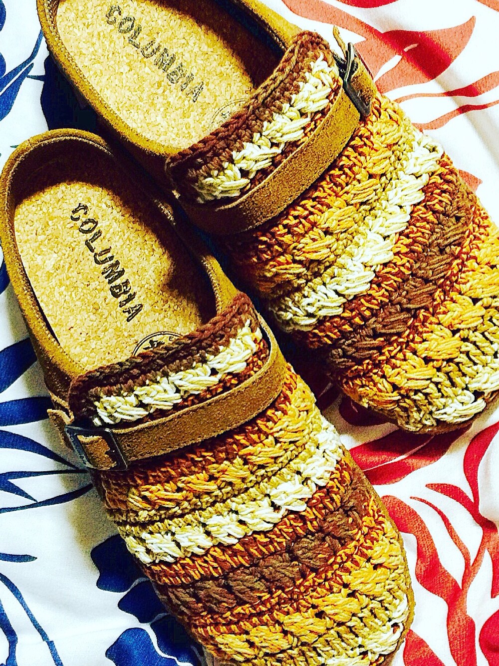 ブラウン系のサンダル、レッド系のその他パンツを着用したメンズの秋コーディネートの1枚目の写真