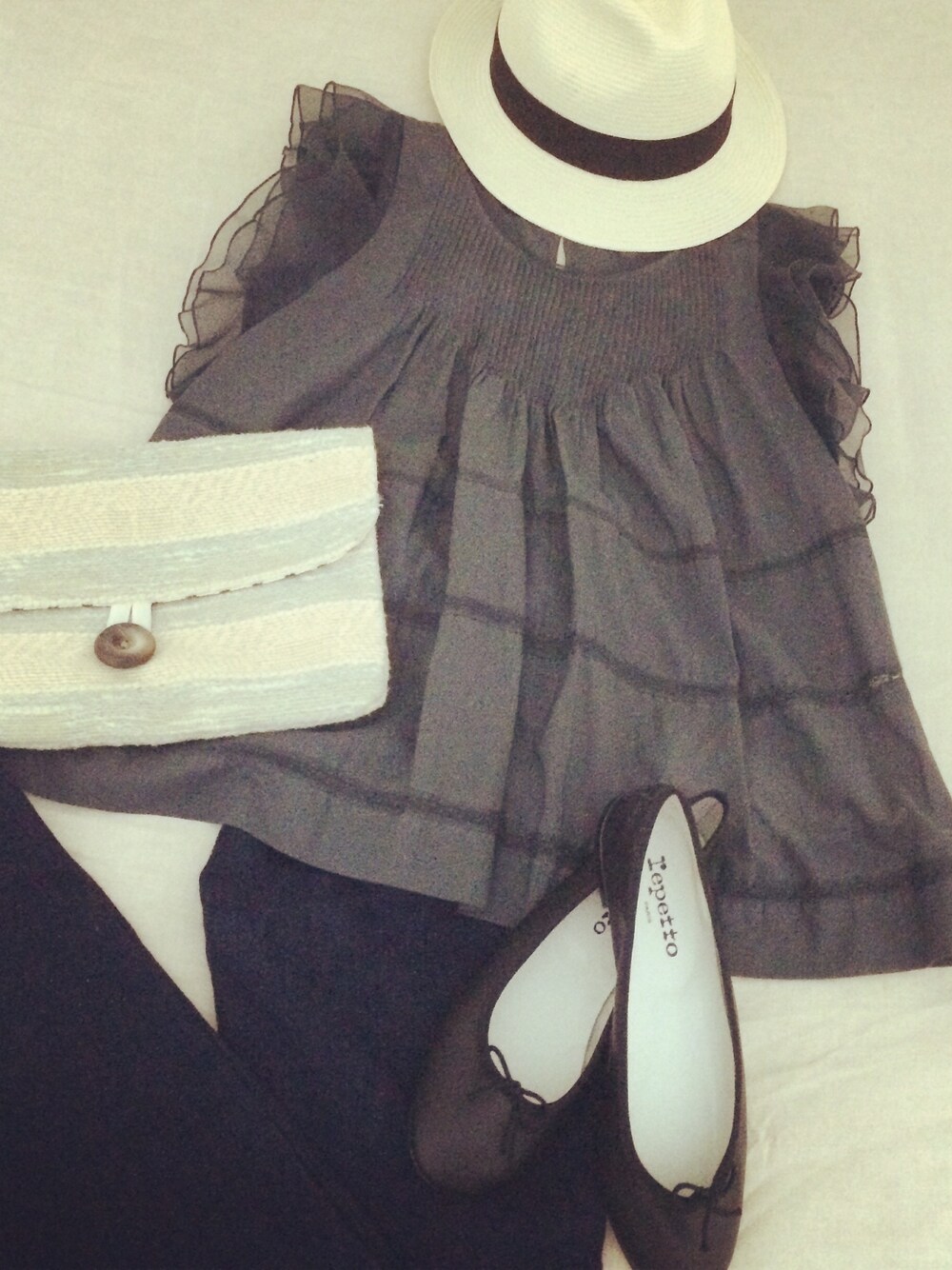「ママコーデ、ハグマグ、クラッチバッグ、ハット、デニム、repetto、MAISON DE REEFUR、CA4LA、ロンハーマン」｜「Repettoのアイテム（バレエシューズ、ブラック系）」を使った、ERIさん（レディース・161cm）の夏コーディネートの1枚目の写真