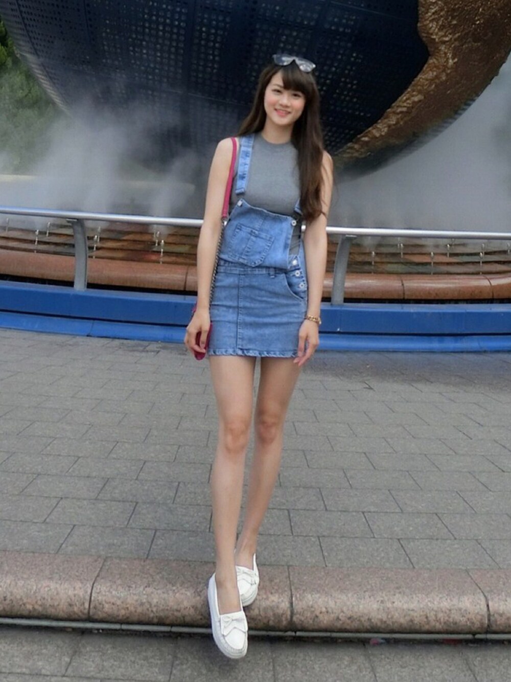 「UNIVERSAL STUDIOS JAPAN、osaka、ray ban、Bershka、denim、skirt、mocassine、minions」｜「Bershkaのアイテム（タンクトップ、グレー系）」を使った、Chloe💋さん（レディース・167cm）の夏コーディネートの1枚目の写真