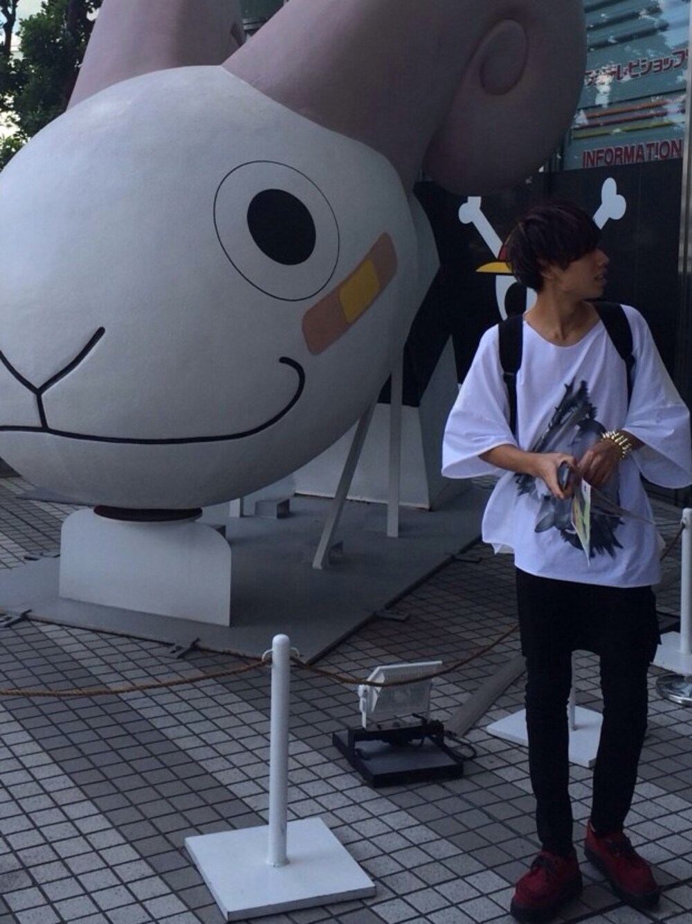 ホワイト系のTシャツ/カットソー、ブラック系のバックパック/リュックを着用したメンズの秋コーディネートの1枚目の写真