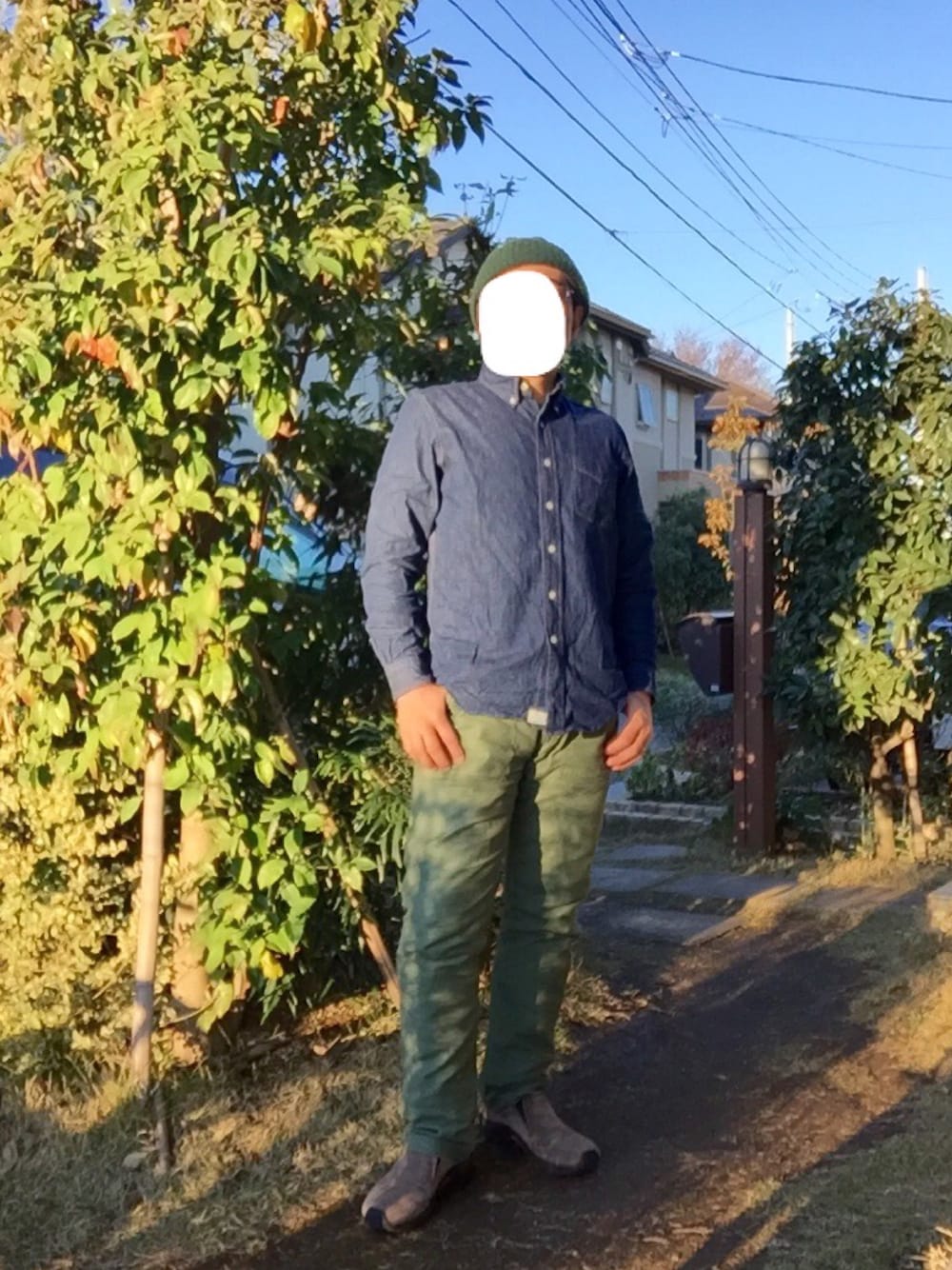 ブルー系のシャツ/ブラウス、グリーン系のデニムパンツ、ベージュ系のスニーカーを着用したメンズの冬コーディネートの1枚目の写真