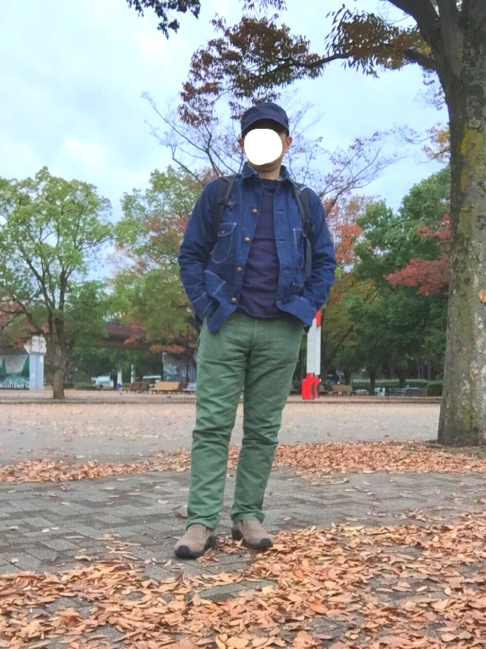 「オアスロウ、カバーオール、セントジェームス、バスクシャツ、ファティーグパンツ、メレル」｜「NEW ERAのアイテム（キャップ、ブルー系）」を使った、Mさん（メンズ・168cm）の秋コーディネートの1枚目の写真