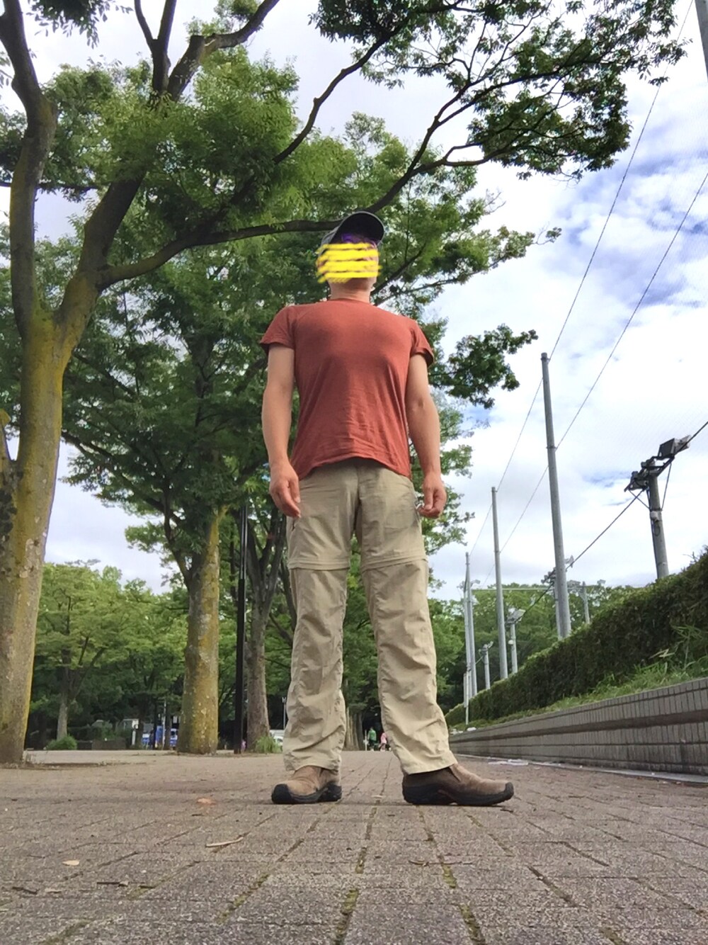 ブラウン系のTシャツ/カットソー、ベージュ系のチノパンツ、ベージュ系のスニーカーを着用したメンズの夏コーディネートの1枚目の写真