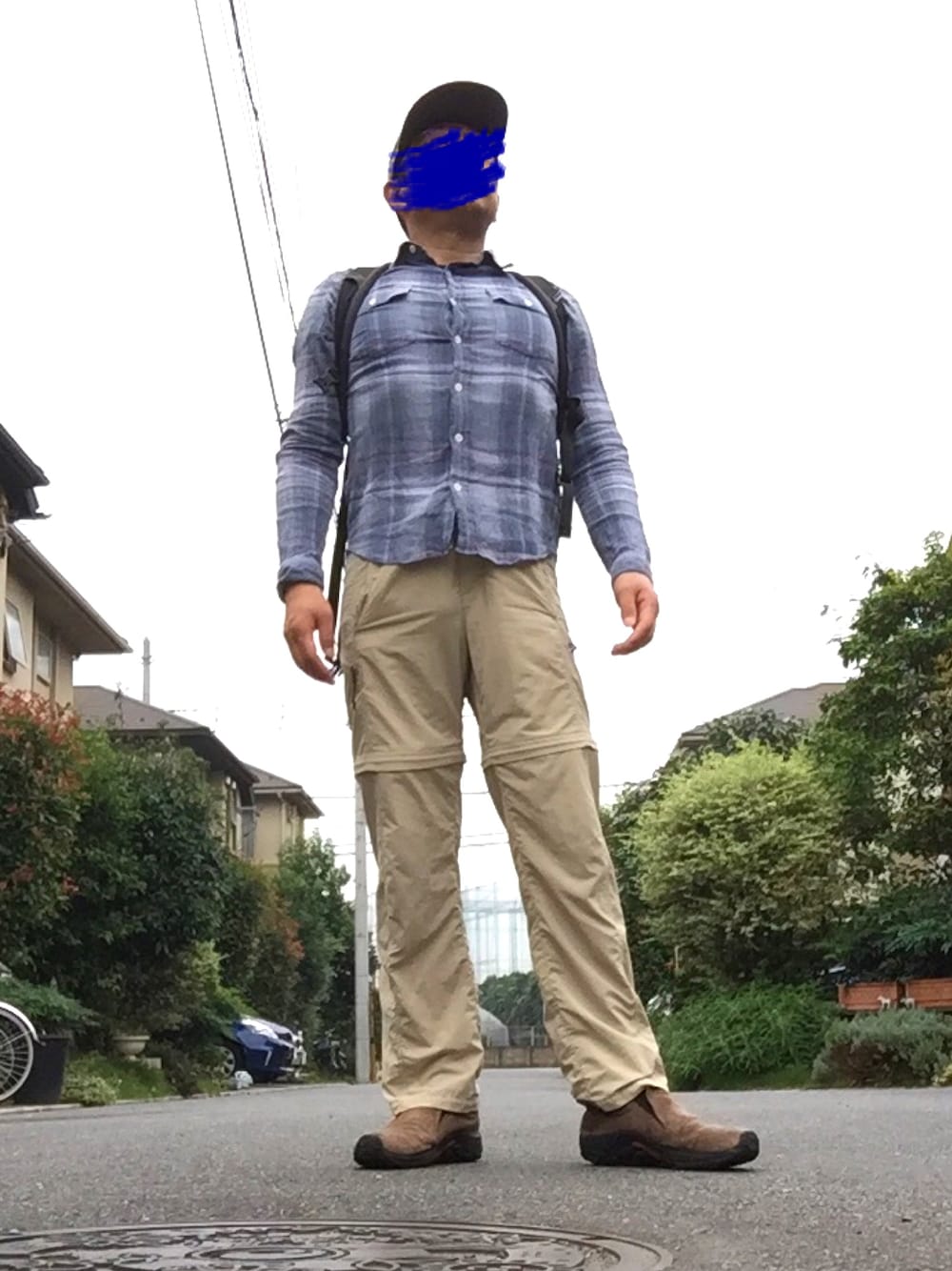 ブルー系のシャツ/ブラウス、ベージュ系のチノパンツ、ベージュ系のスニーカーを着用したメンズの秋コーディネートの1枚目の写真