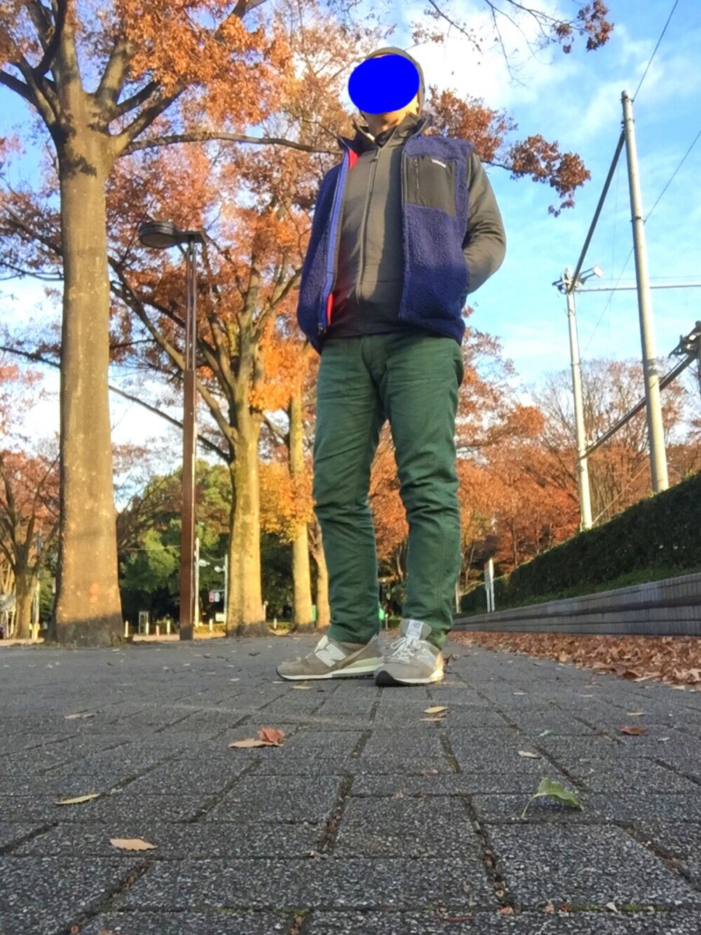 グレー系のその他アウター、グレー系のその他アウター、グリーン系のデニムパンツを着用したメンズの秋コーディネートの1枚目の写真