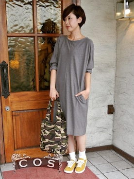 「アイテム（スニーカー、イエロー系）」を使った、cosさん（レディース・163cm）の夏コーディネート